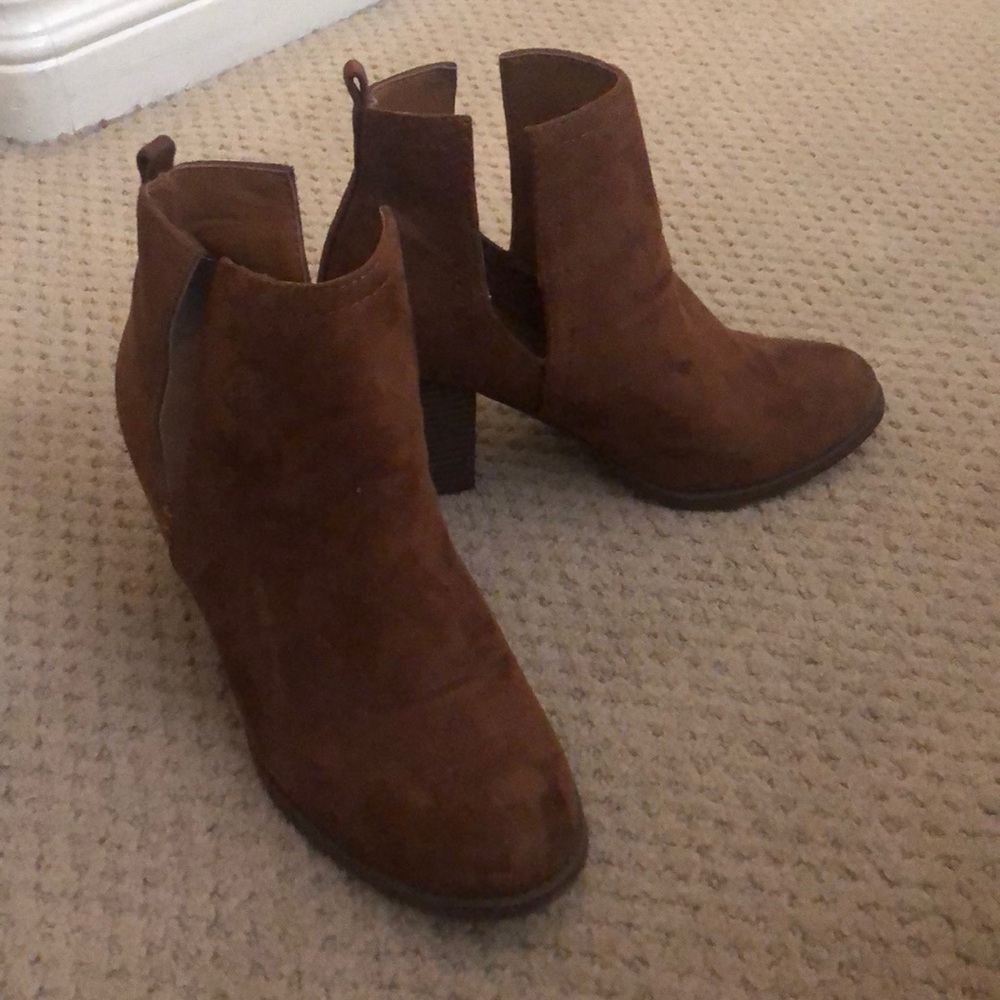 Booties with wooden heel
